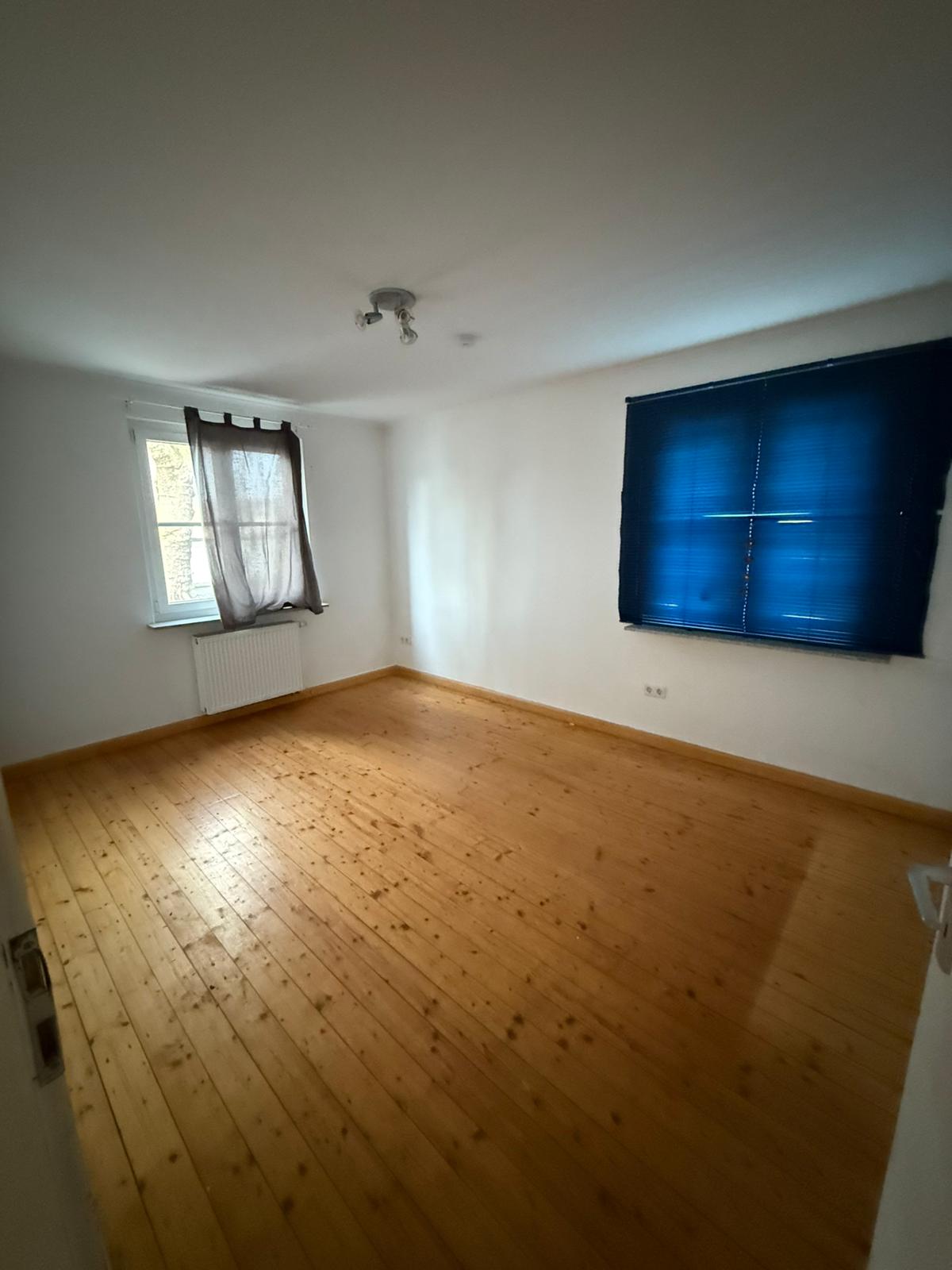 Charmantes Zweifamilienhaus mit großem Grundstück