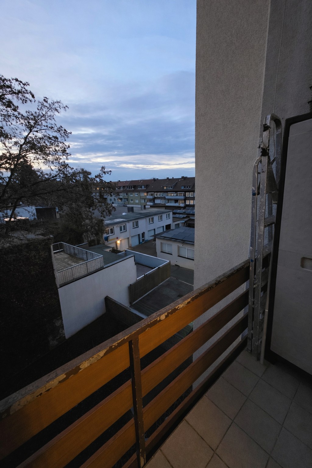Stilvolle Altbauwohnung mit Westbalkon und moderner Einbauküche in zentraler Lage