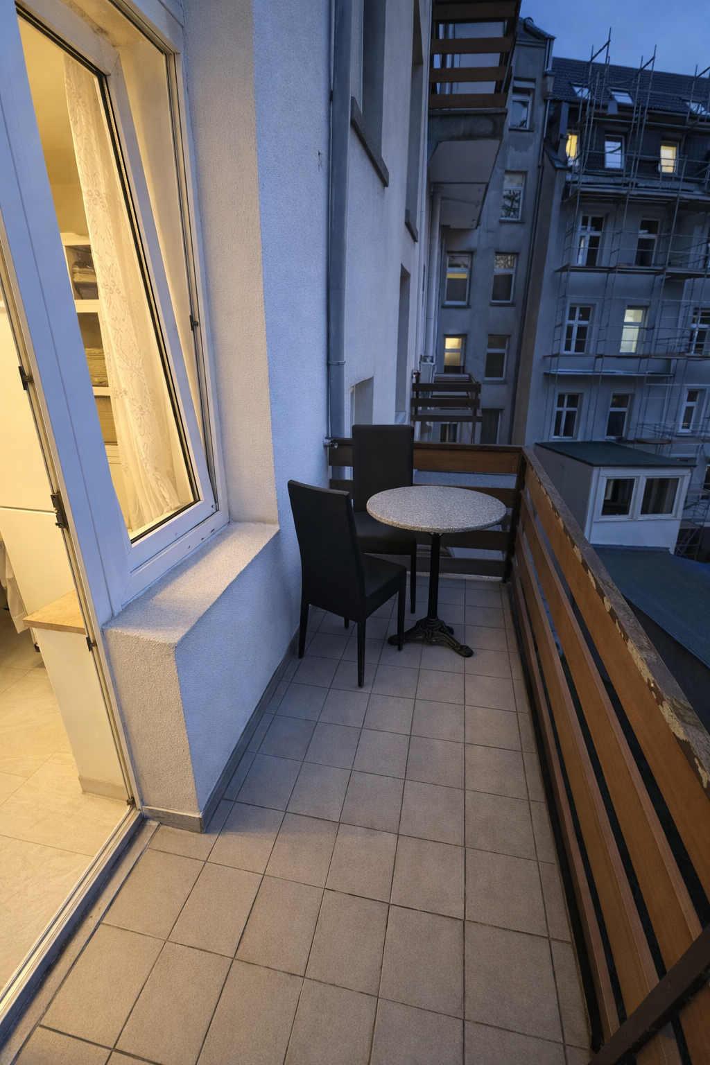 Stilvolle Altbauwohnung mit Westbalkon und moderner Einbauküche in zentraler Lage