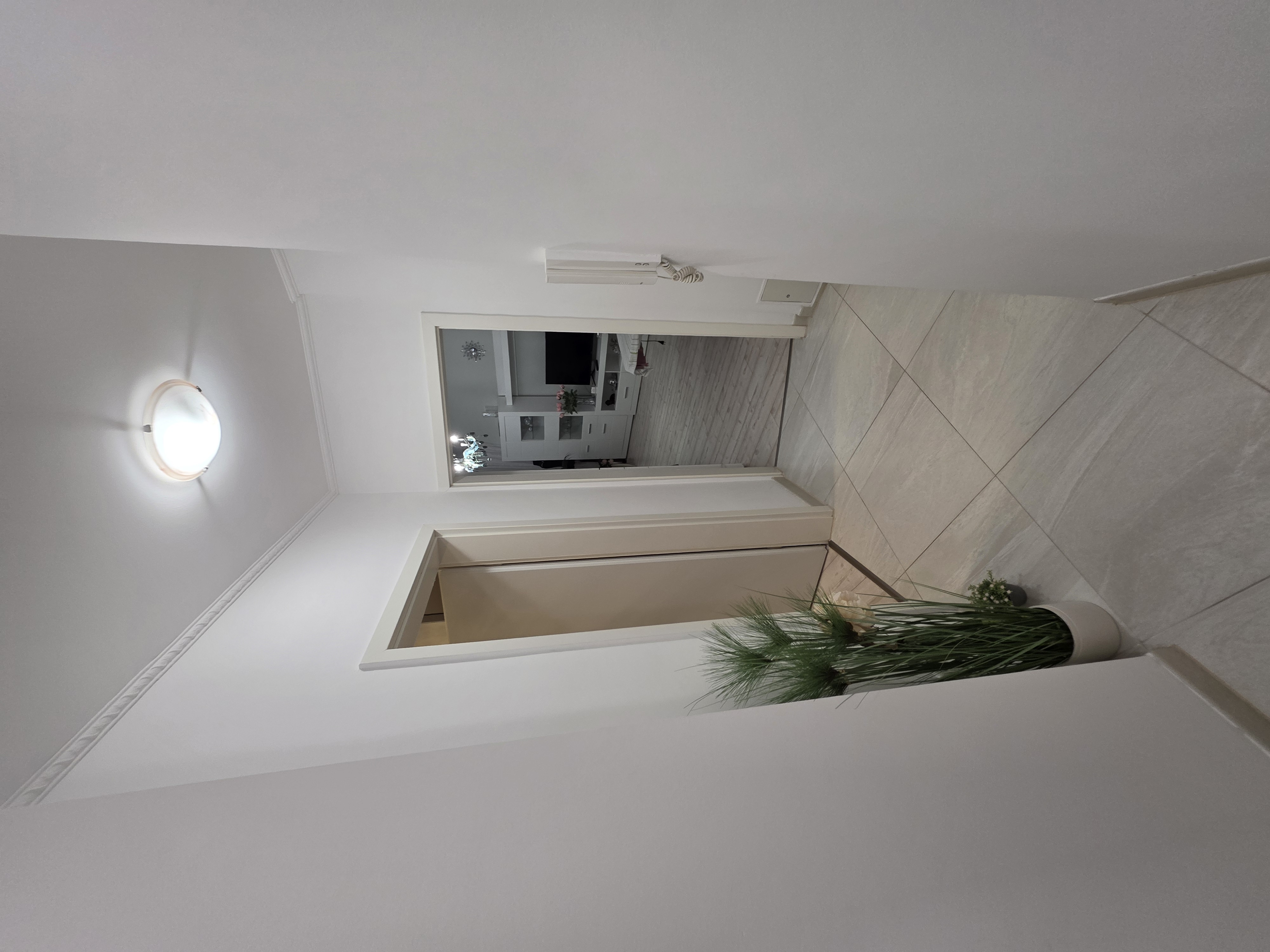 Stilvolle Altbauwohnung mit Westbalkon und moderner Einbauküche in zentraler Lage
