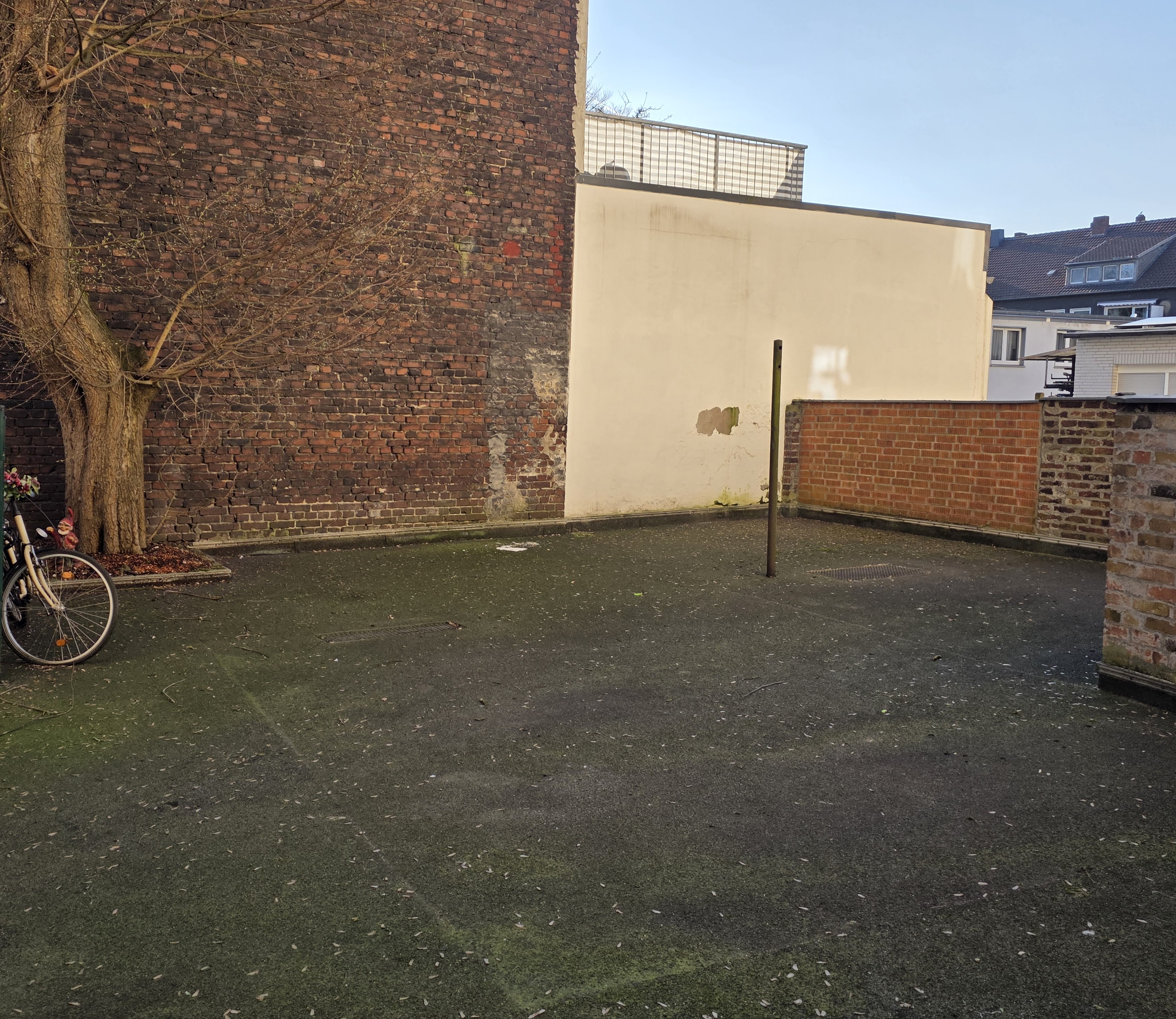 Stilvolle Altbauwohnung mit Westbalkon und moderner Einbauküche in zentraler Lage