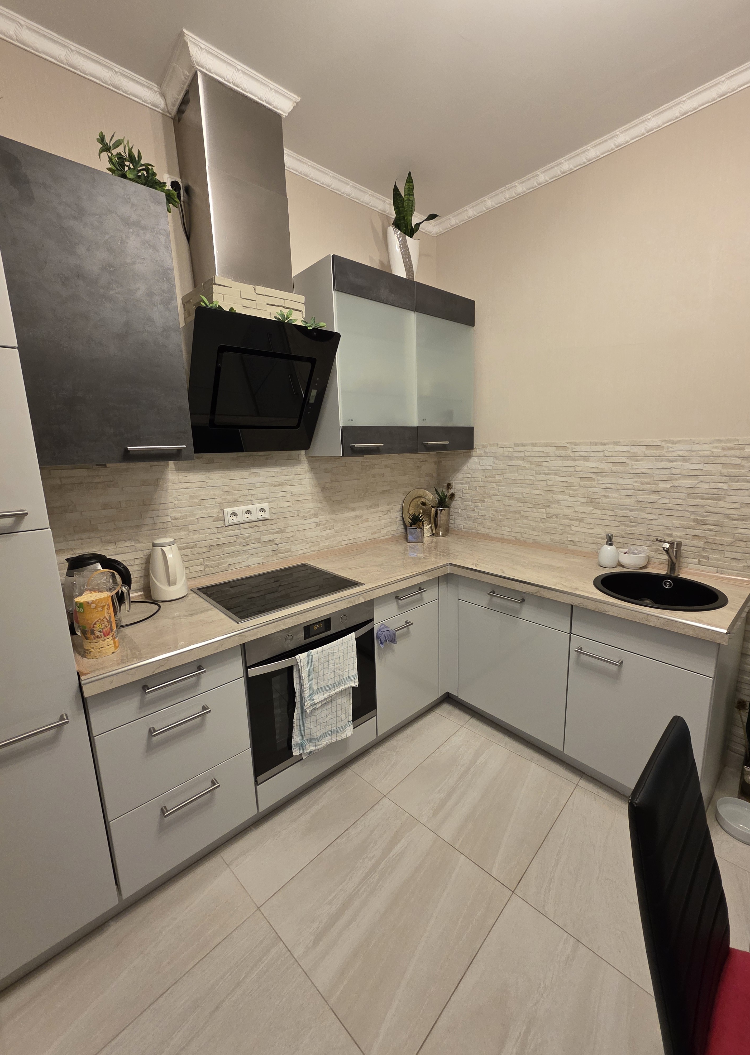 Stilvolle Altbauwohnung mit Westbalkon und moderner Einbauküche in zentraler Lage