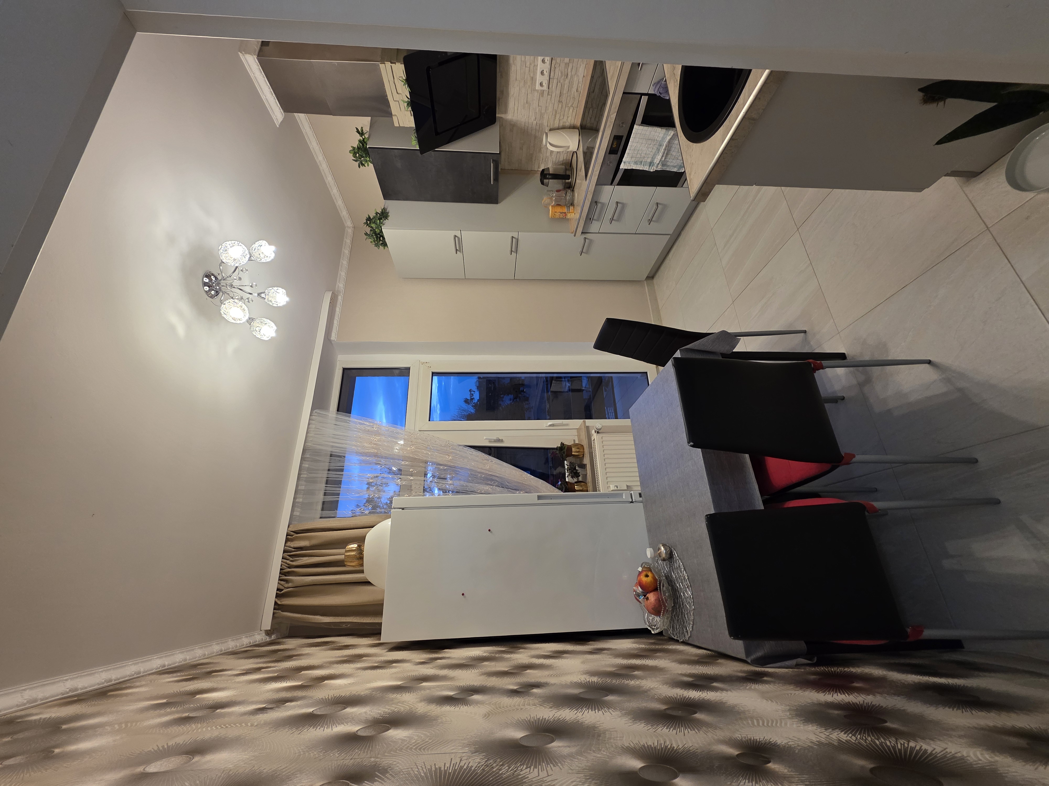 Stilvolle Altbauwohnung mit Westbalkon und moderner Einbauküche in zentraler Lage