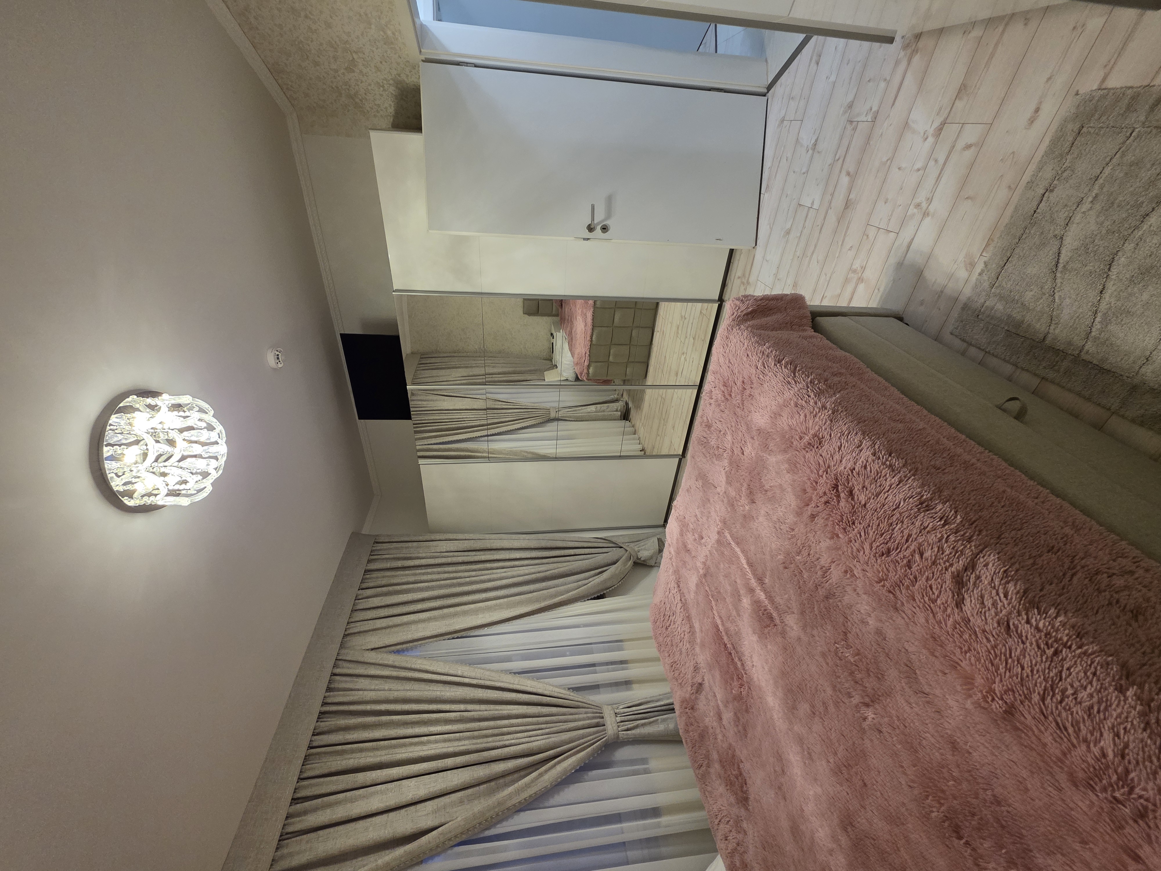 Stilvolle Altbauwohnung mit Westbalkon und moderner Einbauküche in zentraler Lage