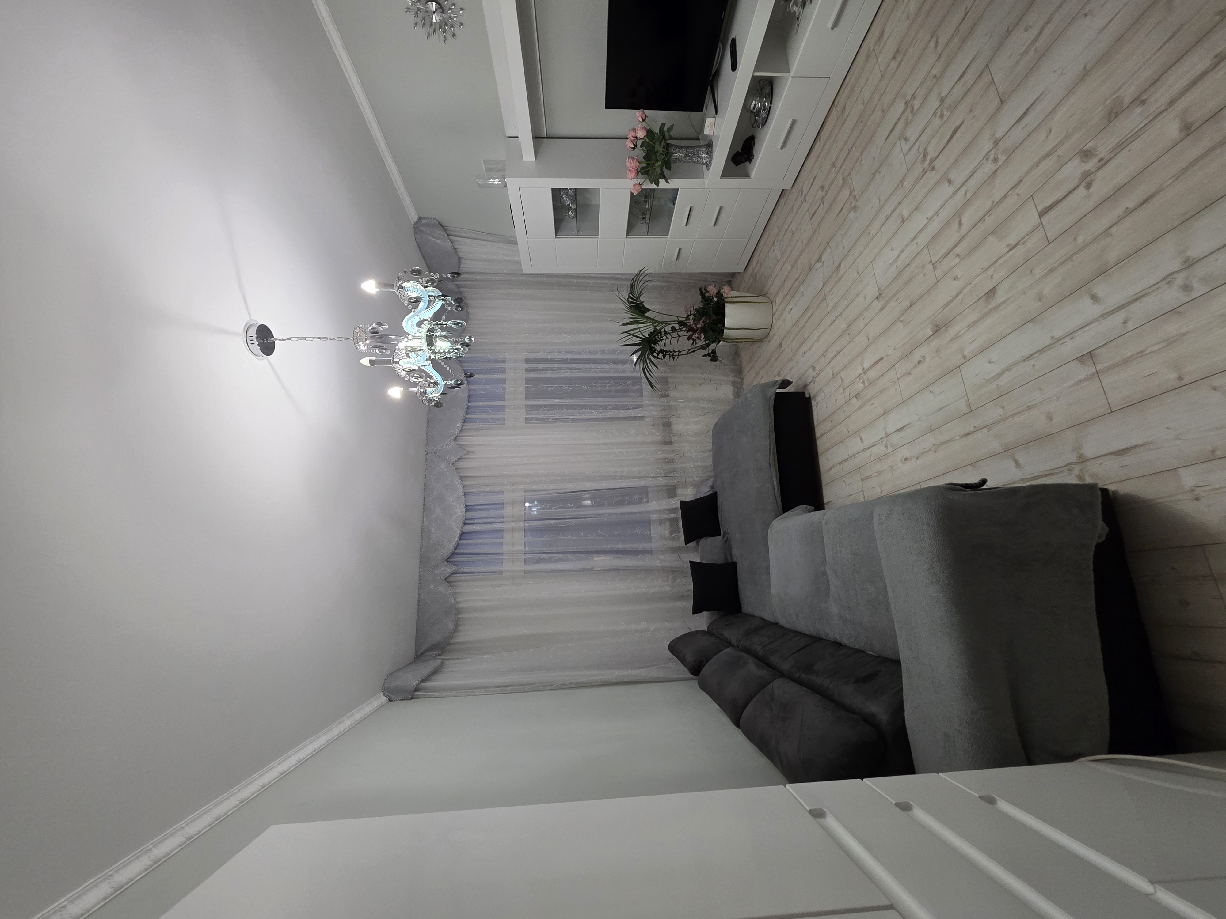 Stilvolle Altbauwohnung mit Westbalkon und moderner Einbauküche in zentraler Lage